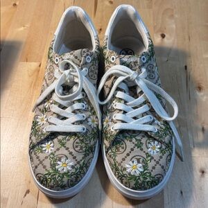 Tory Burch Howell T Monogram Daisy Embroidered Sneakers Size 9 OB & Duster